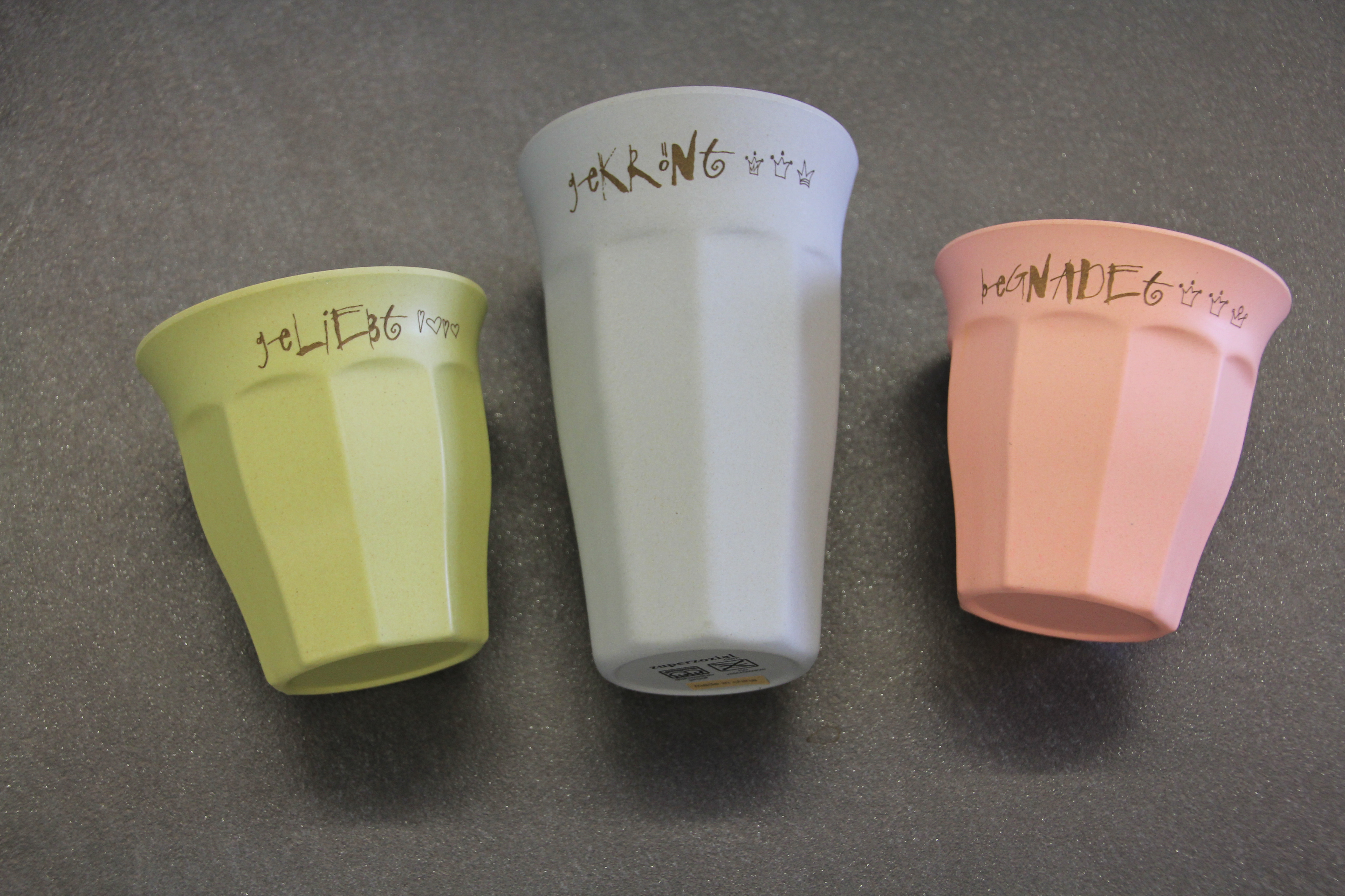 Bambus-Mugs mit Schriftzug; erhältlich bei www.diegluecklichkeit.com